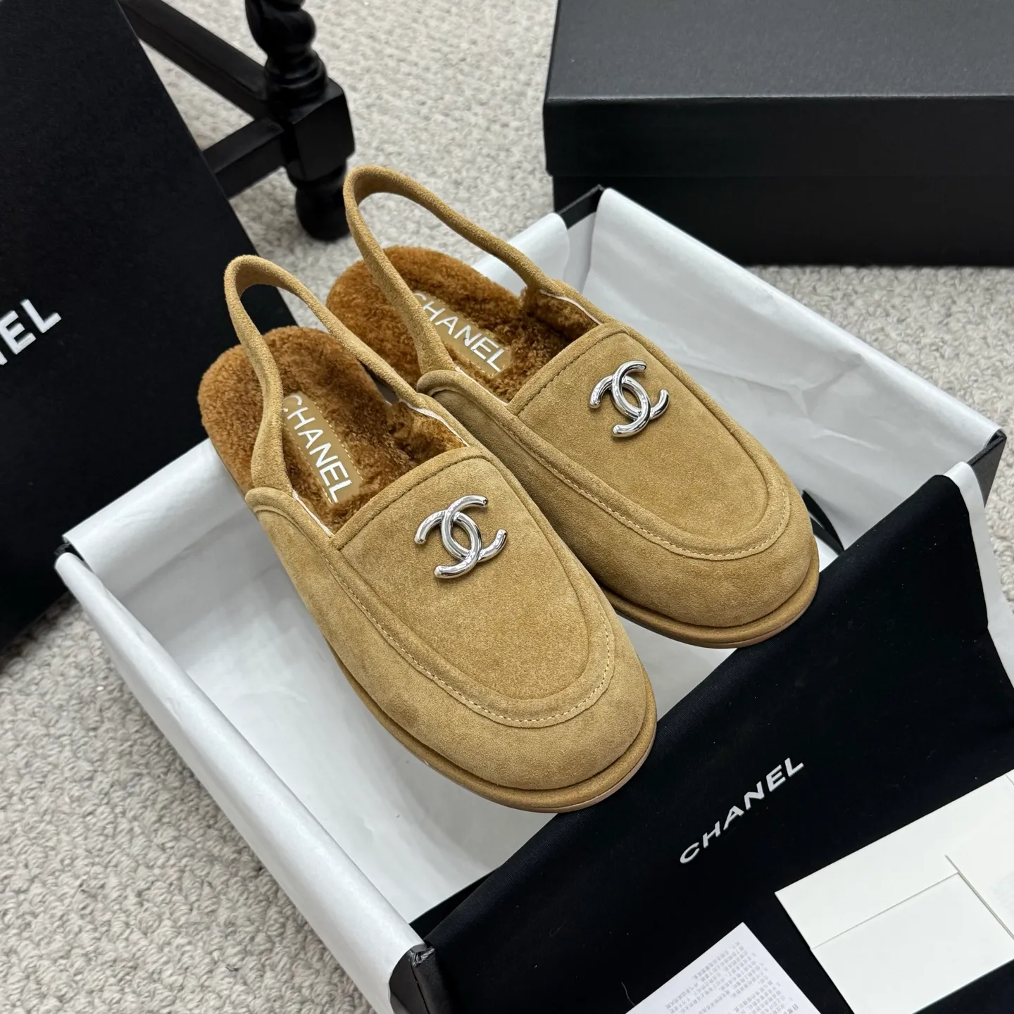 👟👟Ex-factory price 600👟👟 Classic model 🇨🇳ChaneL 25K Teddy fur loafers Simple and high-end design, super versatile! Double C logo embellishment! Imported suede has the texture of natural animal leather visible to the naked eye! The top version is stress-free when entering and exiting the cabinet. It has a bookish texture on the feet and feels great on the feet. Versatile item. ✅Upper: Customized imported suede. ✅Inner lining: imported lamb wool. ✅Outsole: imported genuine leather. ✅Size: 35-40. ✅Comes with a full set of packaging.